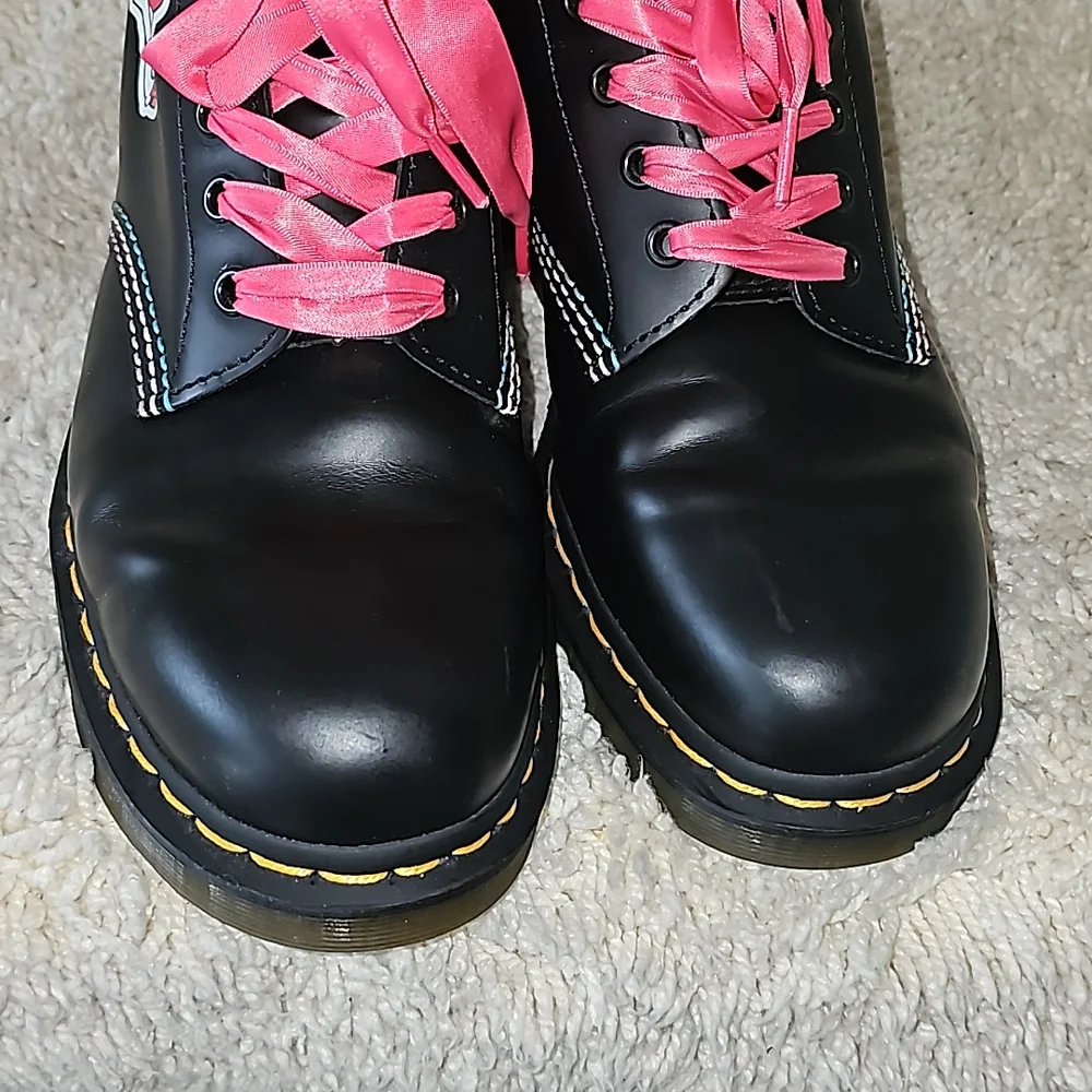 Dr. Martens X Hello Kitty & Friends Boots - Picture 13 of 16